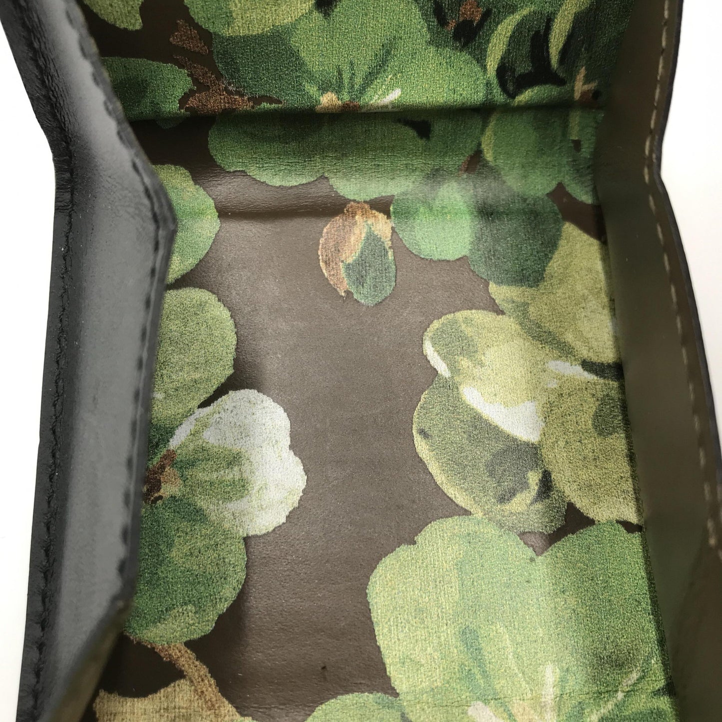 Gucci Compact Leather Wallet With Sleek Design